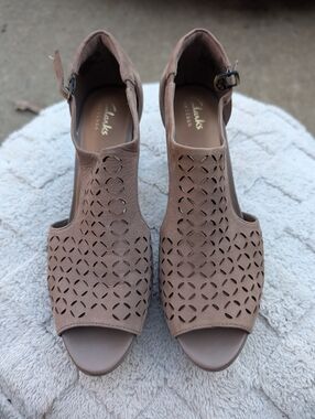 Women's Clarks Tan Leather Heeled Sandals Size 8.5